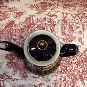 Elegant Black and Gold Porcelain Teapot with Decorative Band